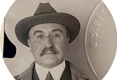 Passport-style photo of Baekeland wearing a hat