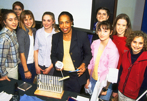 Patricia Bath stands amongst a group of students during a Lemelson Center Innovative Lives program in 2000.