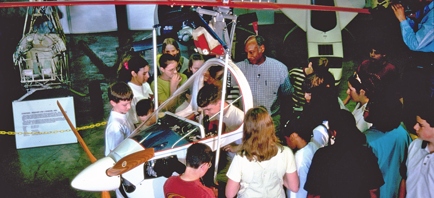 David Gittens explaining his Ikenga gyroplane to students