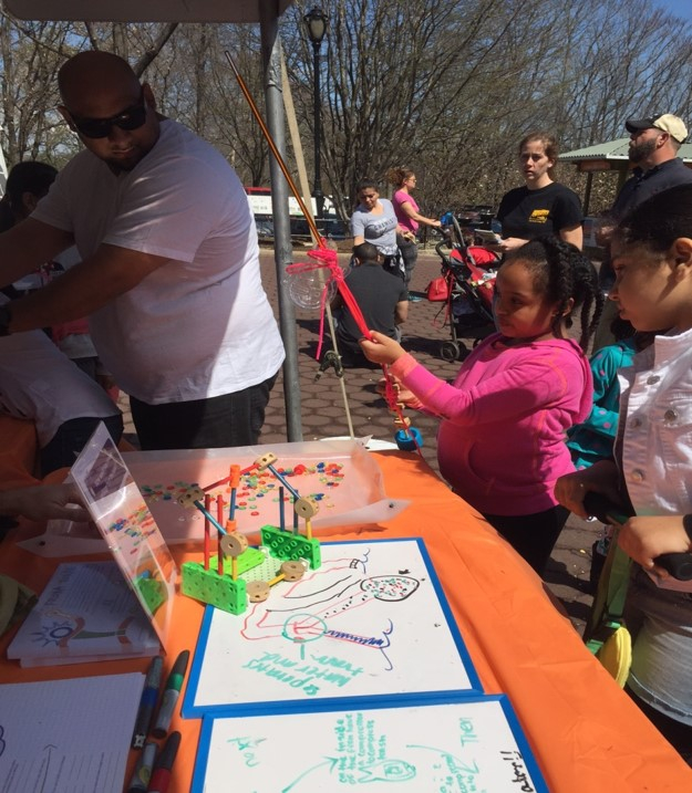 Families at the National Zoo invent ways to clean up the ocean