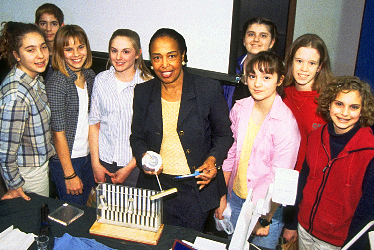 Patricia Bath stands amongst a group of students during a Lemelson Center Innovative Lives program in 2000.