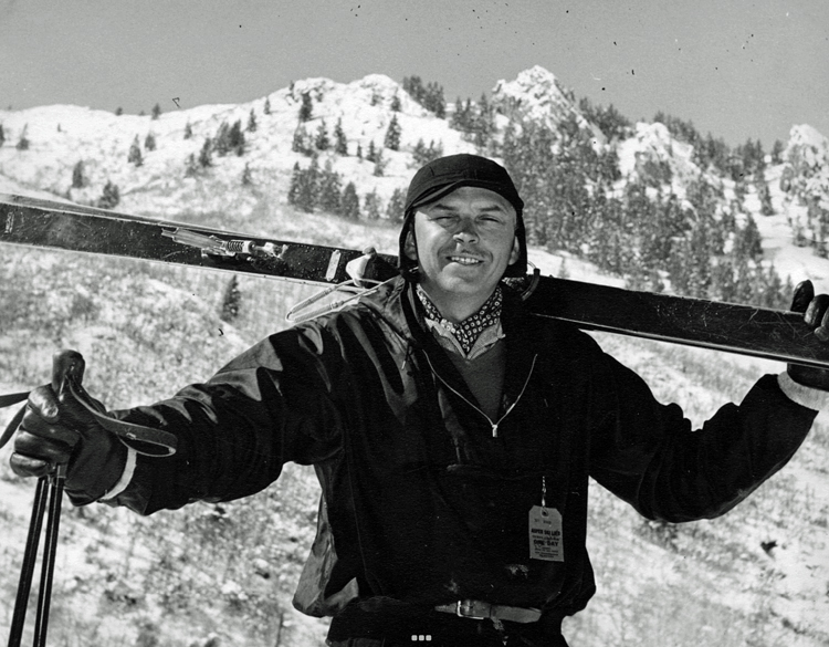 Howard Head holding his skis across his shoulders.