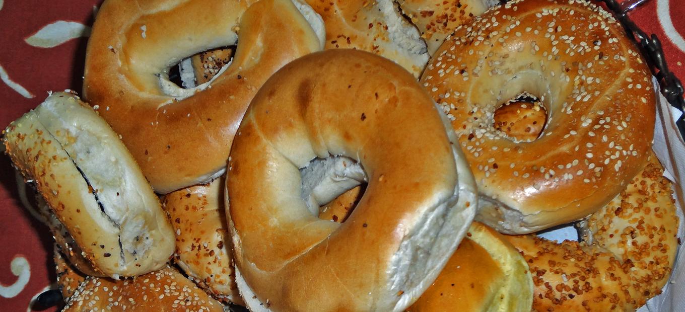 A pile of assorted bagels.